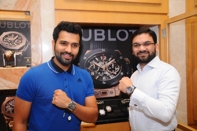Cricketer Rohit Sharma (R) with Sharjeel Khan (L), Director, Zimson displaying the Classic Fusion Aerofusion Chronograph edition dedicated to cricket (3)